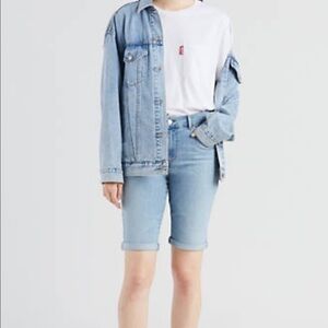 Levi’s Women’s Bermuda denim blue jean Shorts light wash size 4